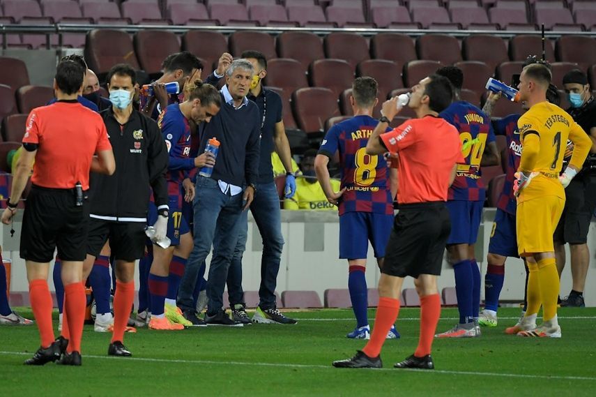 مدرب برشلونة كيكي سيتين يتحدث مع لاعبيه - AFP