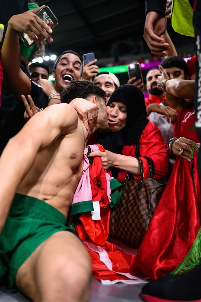 لاعب منتخب المغرب عبدالصمد الزلزولي مع والدته مع مباراة إسبانيا - 6 ديسمبر 2022 