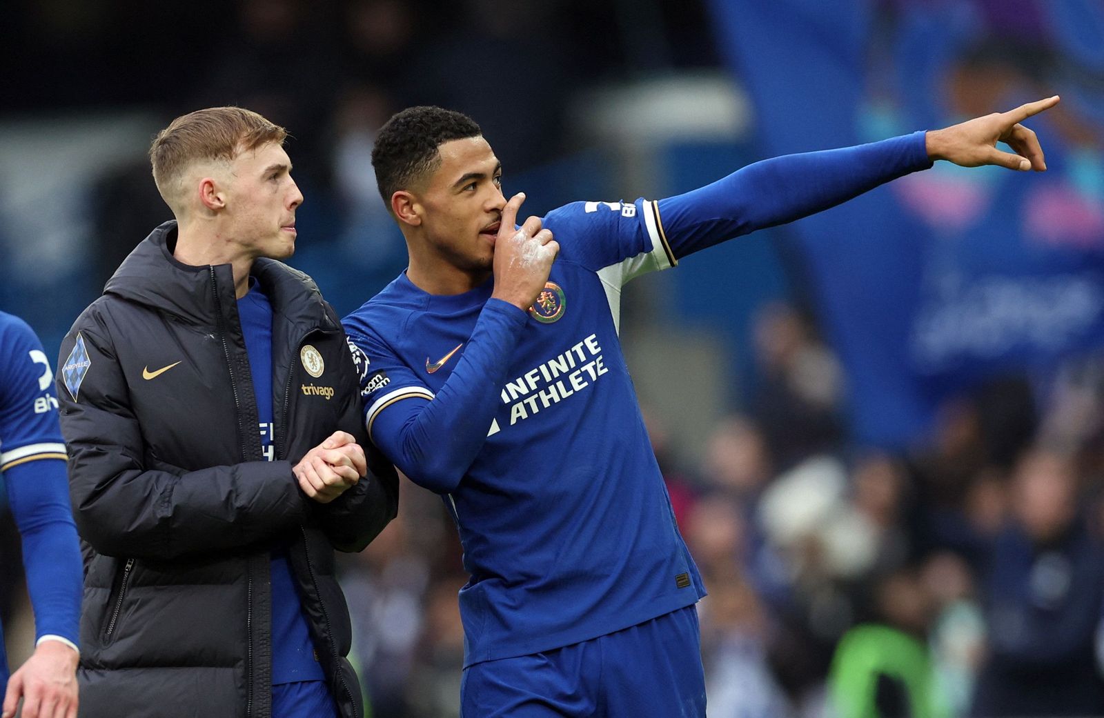 كول بالمر وليفي كولويل لاعبا تشيلسي يحتفلان بعد الفوز على فولهام - 13 يناير 2023