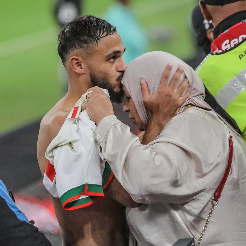 لاعب منتخب المغرب سفيان بوفال يعانق والدته بعد الفوز ضد كندا بكأس العالم - 1 ديسمبر 2022 
