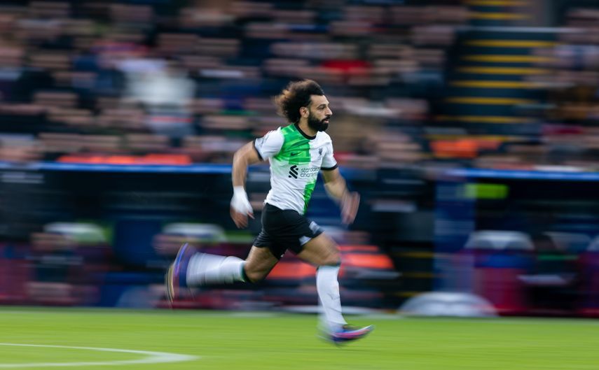 محمد صلاح مهاجم ليفربول يركض خلف الكرة خلال مواجهة كريستال بالاس - 9 ديسمبر 2023