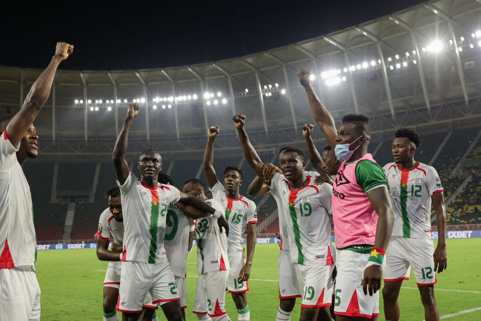 لاعبو بوركينا فاسو يحتفلون بعد تسجيل هدف الفوز على الرأس الأخضر في كأس أمم إفريقيا