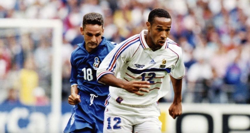 تييري هنري يهرب من رقابة روبرتو باجيو في ربع نهائي كأس العالم 1998