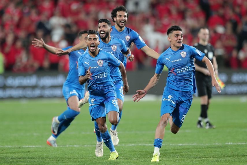 لاعبو الزمالك يحتفلون بعد فوزهم بمباراة كأس السوبر المصرية لكرة القدم ضد الأهلي في ملعب محمد بن زايد في أبو ظبي في 20 فبراير 2020 - AFP