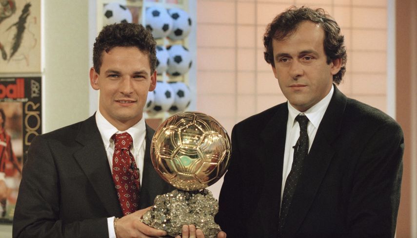 باجيو يتسلم جائزة أفضل لاعب في العالم من فرانس فوتبول البالون دور من ميشيل بلاتيني عام 1993
