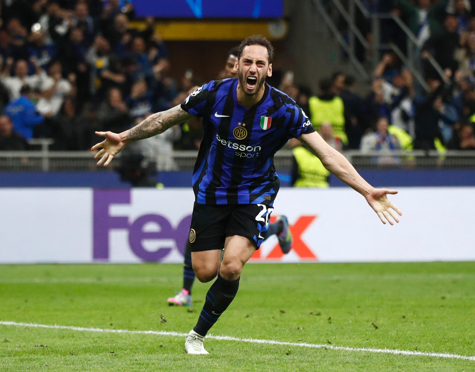 هاكان تشالهان أوغلو بعد تسجيله هدفاً لإنتر ميلان في مرمى برشلونة بدوري أبطال أوروبا - 6 مايو 2025