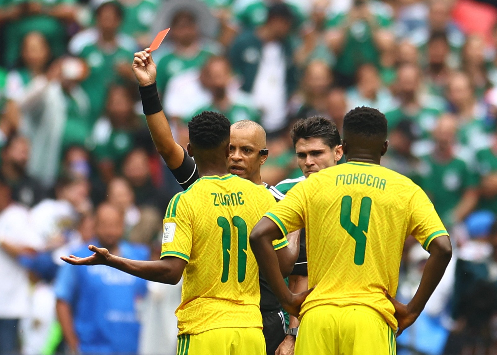 لحظة طرد تيمبا زواني لاعب جنوب إفريقيا أمام المكسيك في افتتاح كأس العالم - 11 يونيو 2026
