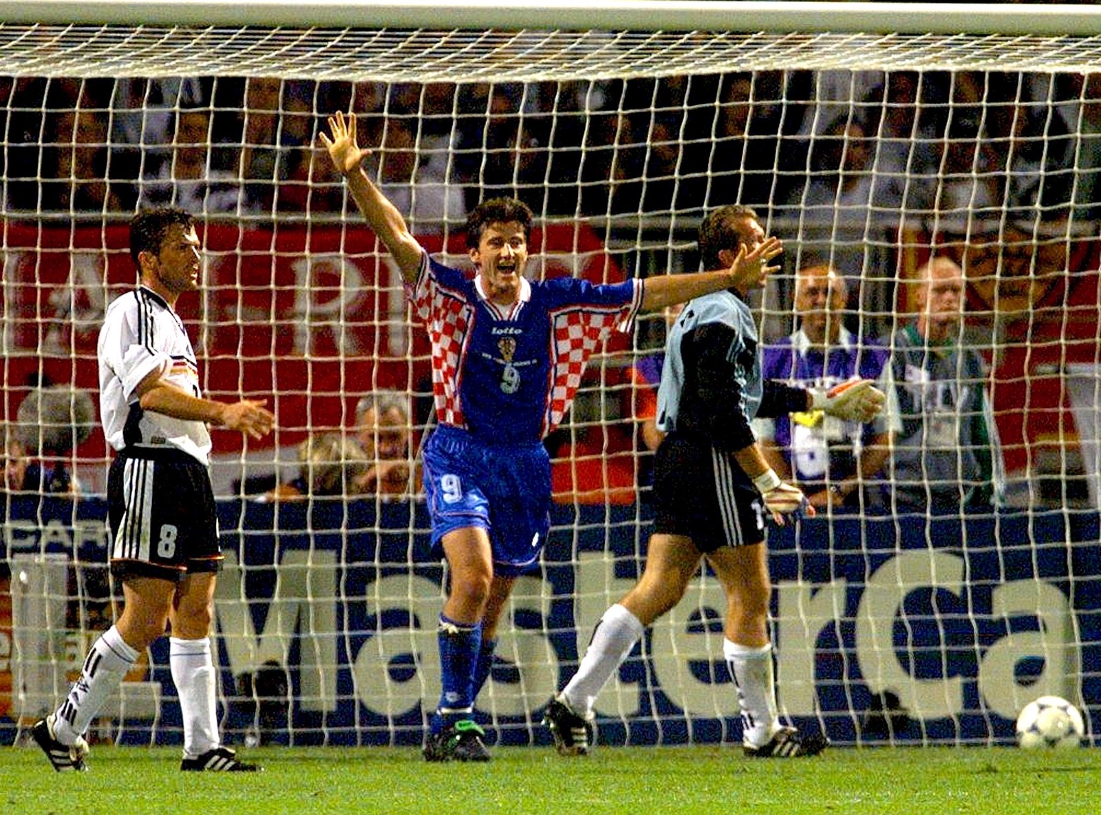 لاعب كرواتيا دافور شوكر يحتفل بعد التسجيل أمام ألمانيا خلال مباراة ربع نهائي كأس العالم 1998 - 4 يوليو 1998