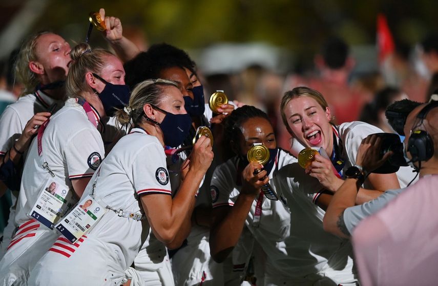 صورة تذكارية للاعبات الولايات المتحدة الأميركية في حفل ختام أولمبياد طوكيو 2020 - REUTERS