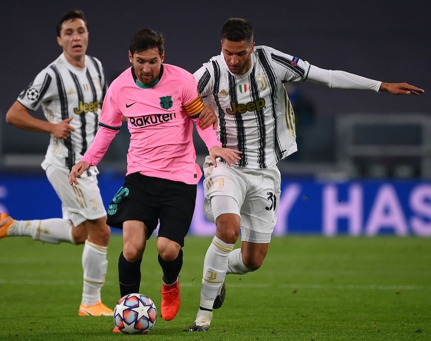 صراع على الكرة بين ليونيل ميسي (يسار)لاعب برشلونة ورودريغو بينتانكور لاعب يوفنتوس  - AFP