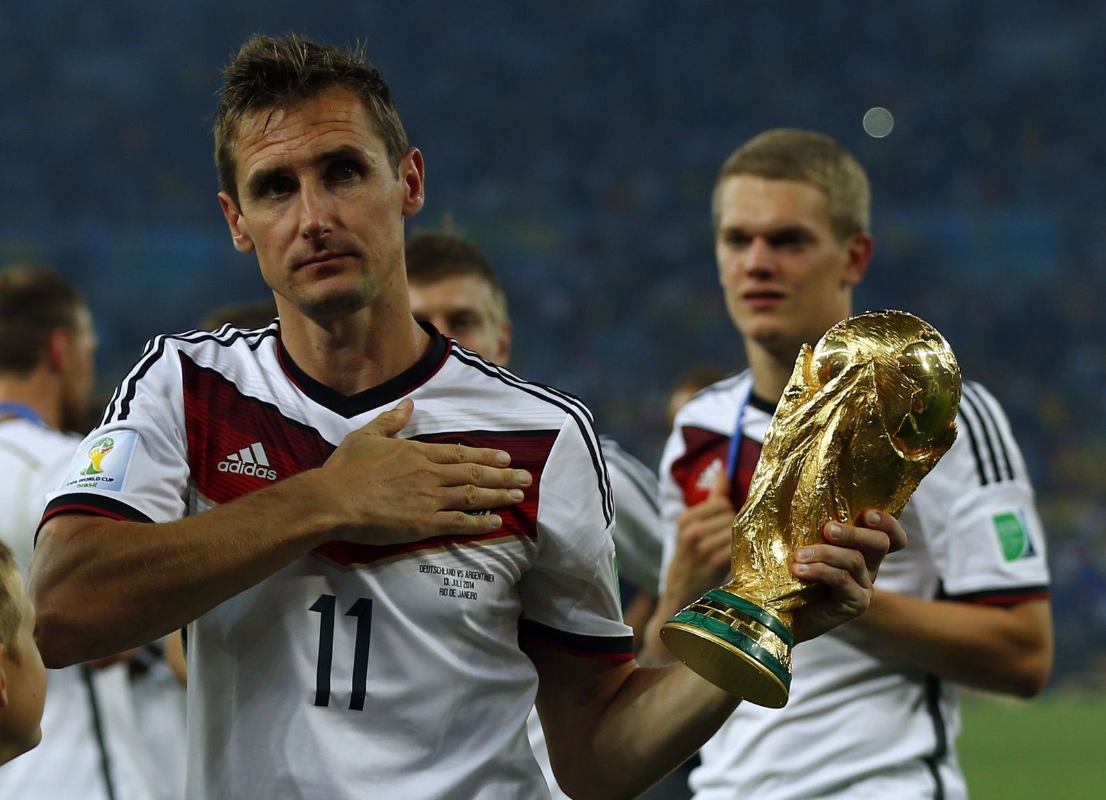 ميروسلاف كلوزه يحمل كأس العالم بعد تتويج منتخب ألمانيا باللقب عام 2014