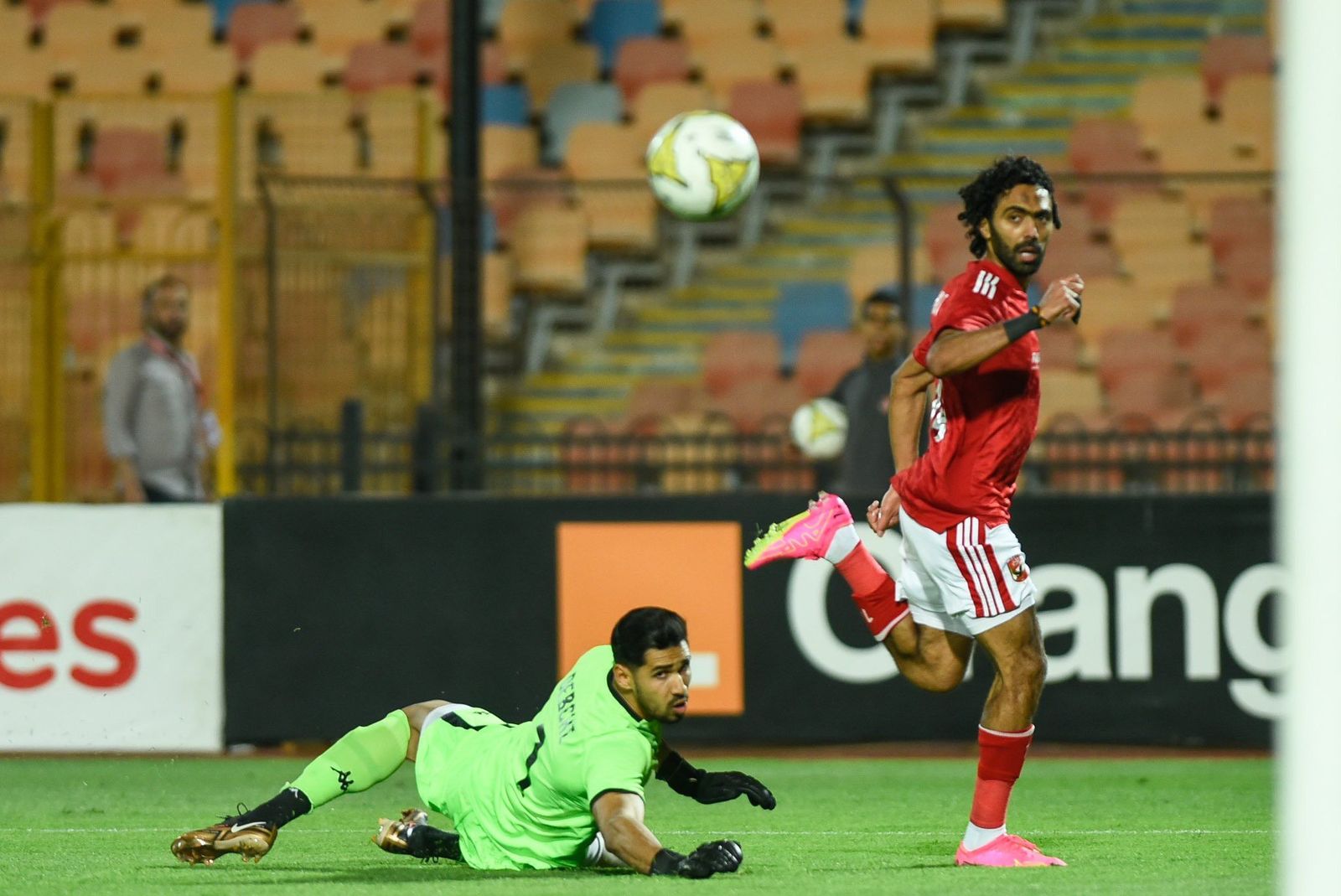 حسين الشحات لاعب الأهلي يسدد الكرة في شباك الترجي التونسي - 19 مايو 2023