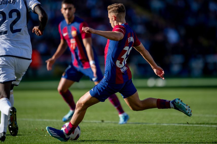 فيرمين لوبيز لاعب برشلونة يحاول التسجيل في مرمى ريال مدريد - 28 أكتوبر 2023