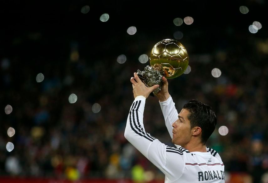 كريستيانو رونالدو يحمل الكرة الذهبية التي احرزها عندما كان يلعب لصالح ريال مدريد  - REUTERS
