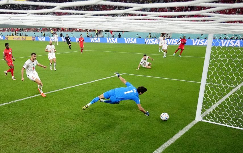 الحارس المغربي ياسين بونو يحاول إبعاد الكرة التي جاء منها هدف كندا - 1 ديسمبر 2022