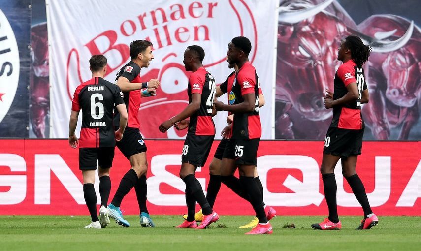 لاعب وسط نادي هيرتا برلين الصربي ماركو غروجيتش يحتفل بتسجيل هدف الافتتاح مع زملائه أمام فريق لايبزيغ  - AFP