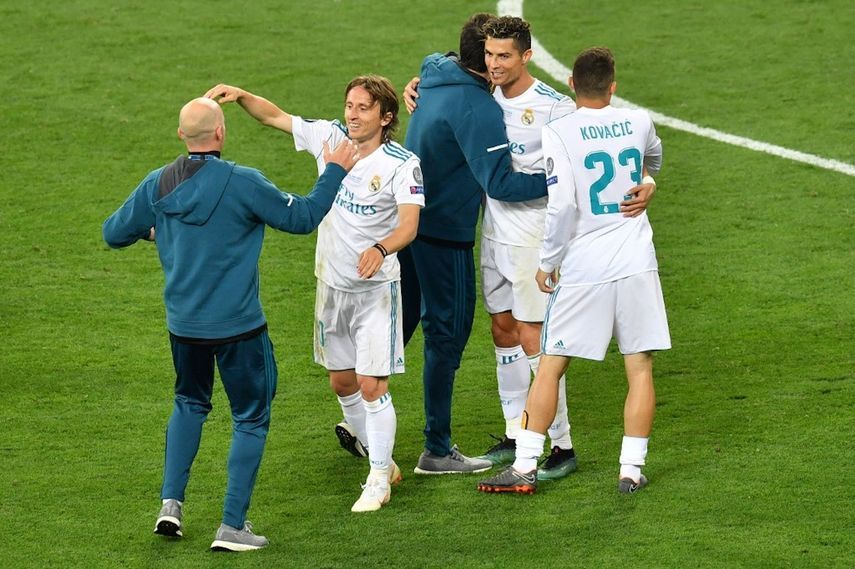 كريستيانو رونالدو ولوكا مودريتش يحتفلان مع باقي أعضاء فريق ريال مدريد بعد الفوز بدوري أبطال أوروبا عام 2018 - AFP