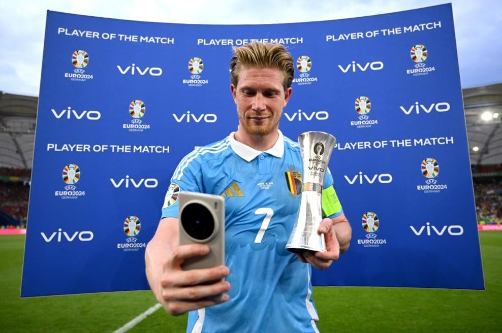كيفن دي بروين يحتفل بجائزة أفضل لاعب في مباراة بلجيكا وأوكرانيا في بطولة أوروبا- 26 يونيو 2024