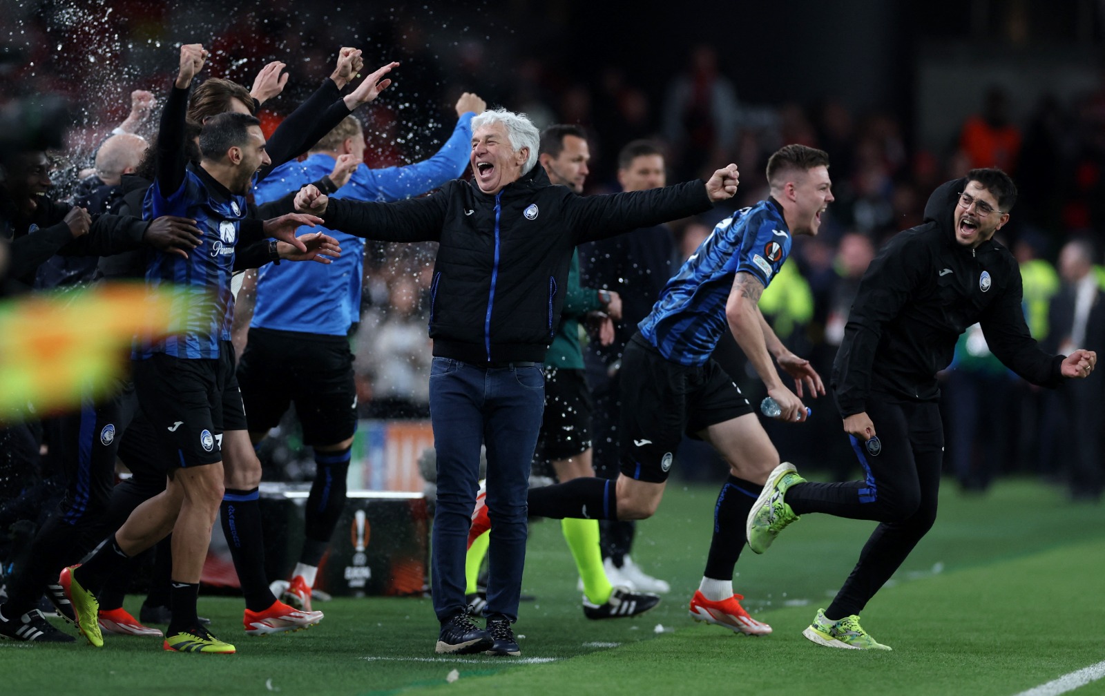 جيان بييرو غاسبيريني مدرب أتالانتا يحتفل مع لاعبيه بعد الفوز على باير ليفركوزن في نهائي الدوري الأوروبي - 22 مايو 2024