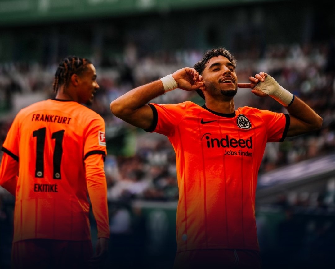 عمر مرموش مهاجم آينتراخت فرانكفورت يحتفل بعد تسجيله هدفاً في شباك فولفسبورغ - 14 سبتمبر 2024