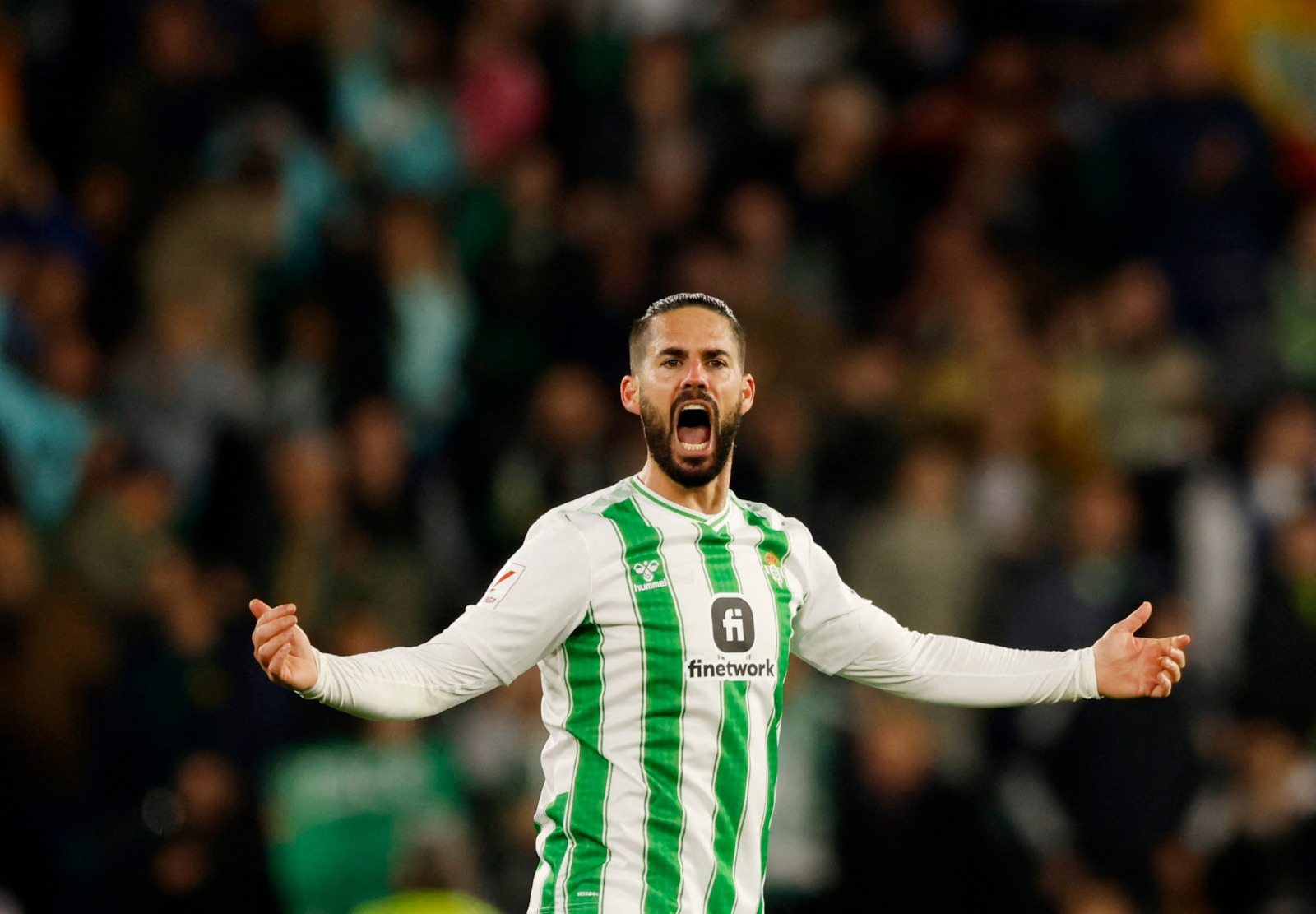 إيسكو لاعب ريال بيتيس يحتفل بتسجيل هدف في مرمى برشلونة بالدوري الإسباني - 21 يناير 2024