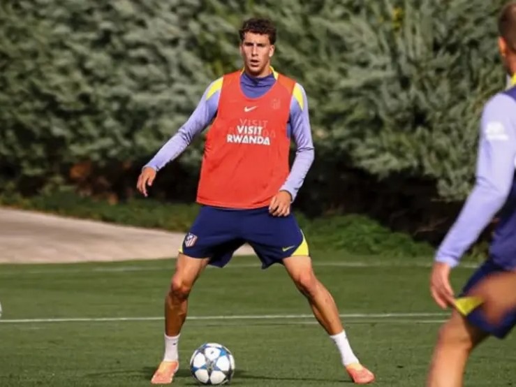 أيمار غارسيا مدافع أتلتيكو مدريد الشاب خلال حصة تدريبية