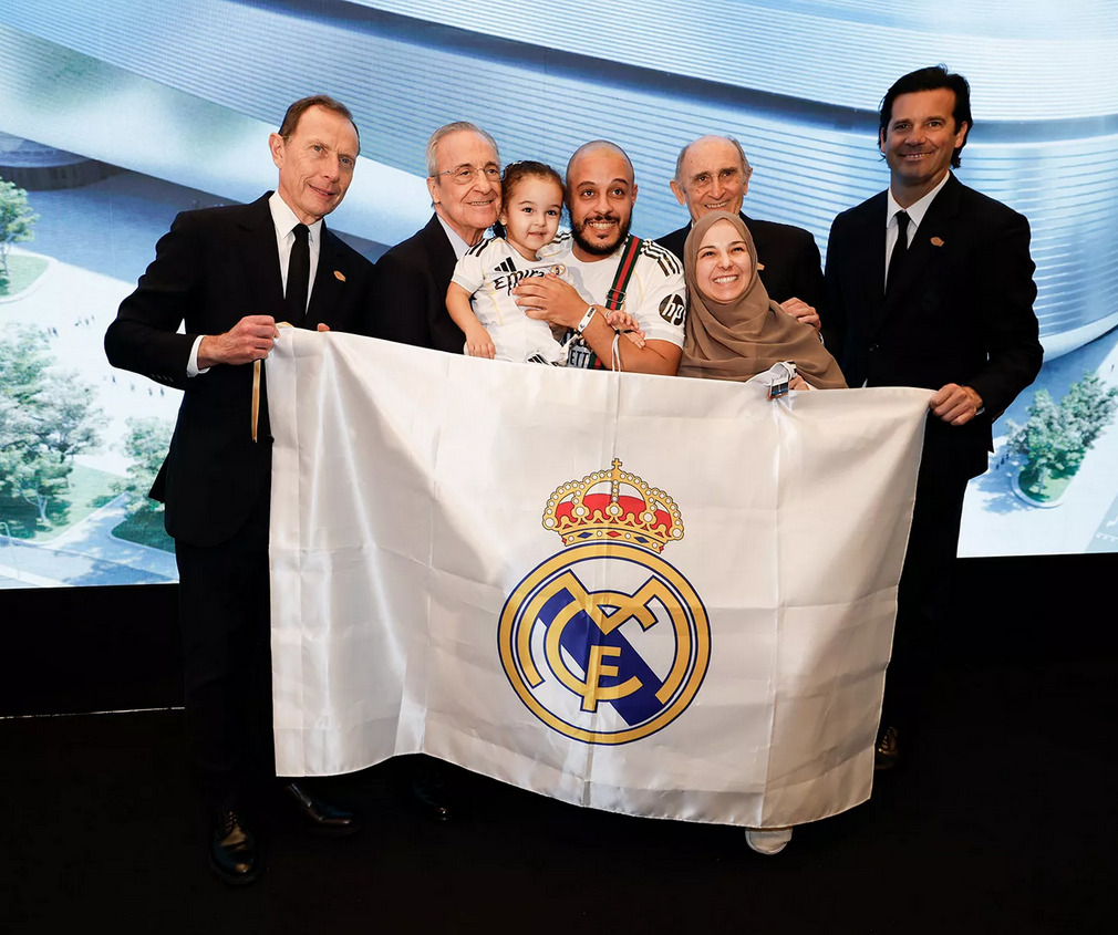 رئيس ريال مدريد فلورنتينو بيريز مع مشجعين للنادي في جدة - 11 يناير 2026