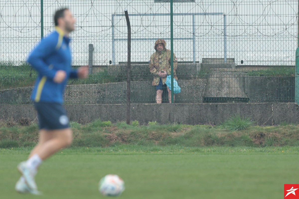 جندي إيطالي يحاول توثيق التدريب الأخير لمنتخب البوسنة قبل مواجهة إيطاليا في ملحق أوروبا المؤهل لكأس العالم 2026 - 30 مارس 2026