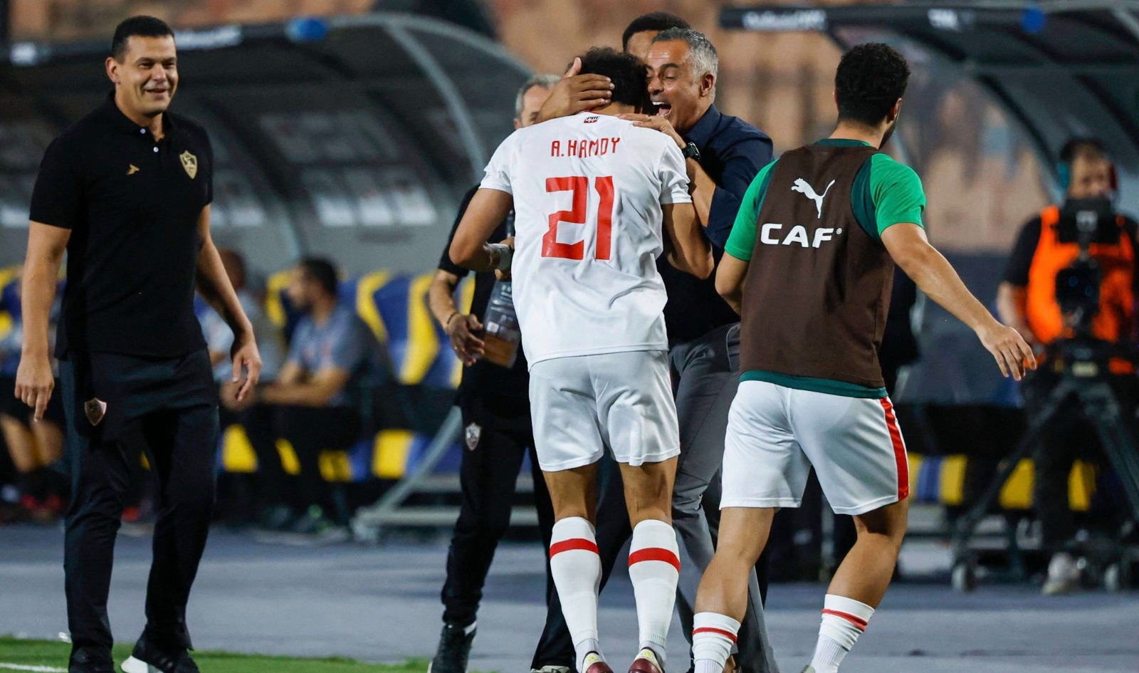 جوزيه غوميز يحتفل مع أحمد حمدي بهدف فوز الزمالك أمام نهضة بركان في نهائي الكونفدرالية 2024