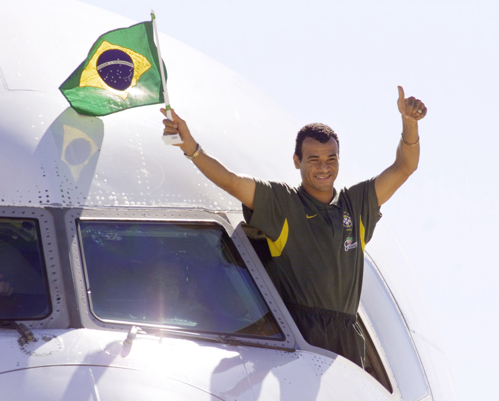 كافو قائد منتخب البرازيل السابق يلوح للجمهور من الطائرة بعد التتويج بكأس العالم 2002- 2 يوليو 2002