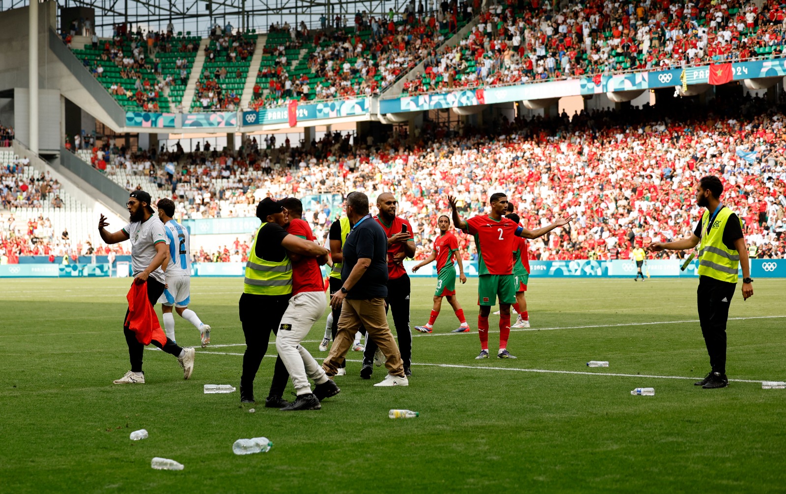 دخول الجماهير لملعب المباراة بعد هدف التعادل للأرجنتين أمام المغرب في أولمبياد باريس - 24 يوليو 2024