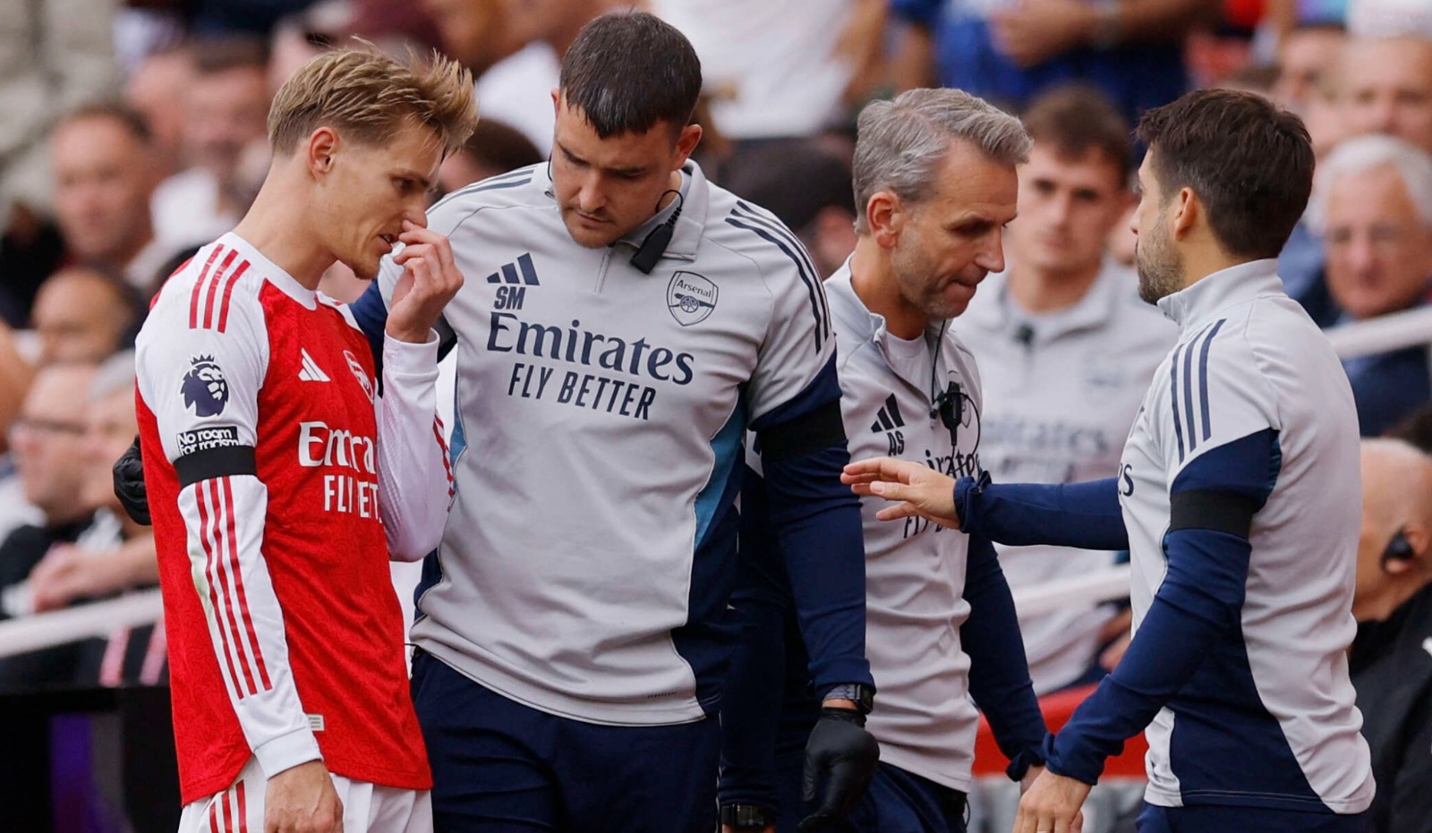 مارتن أوديغارد يتعرض للإصابة في مباراة أرسنال وليدز يونايتد 23-8-2025