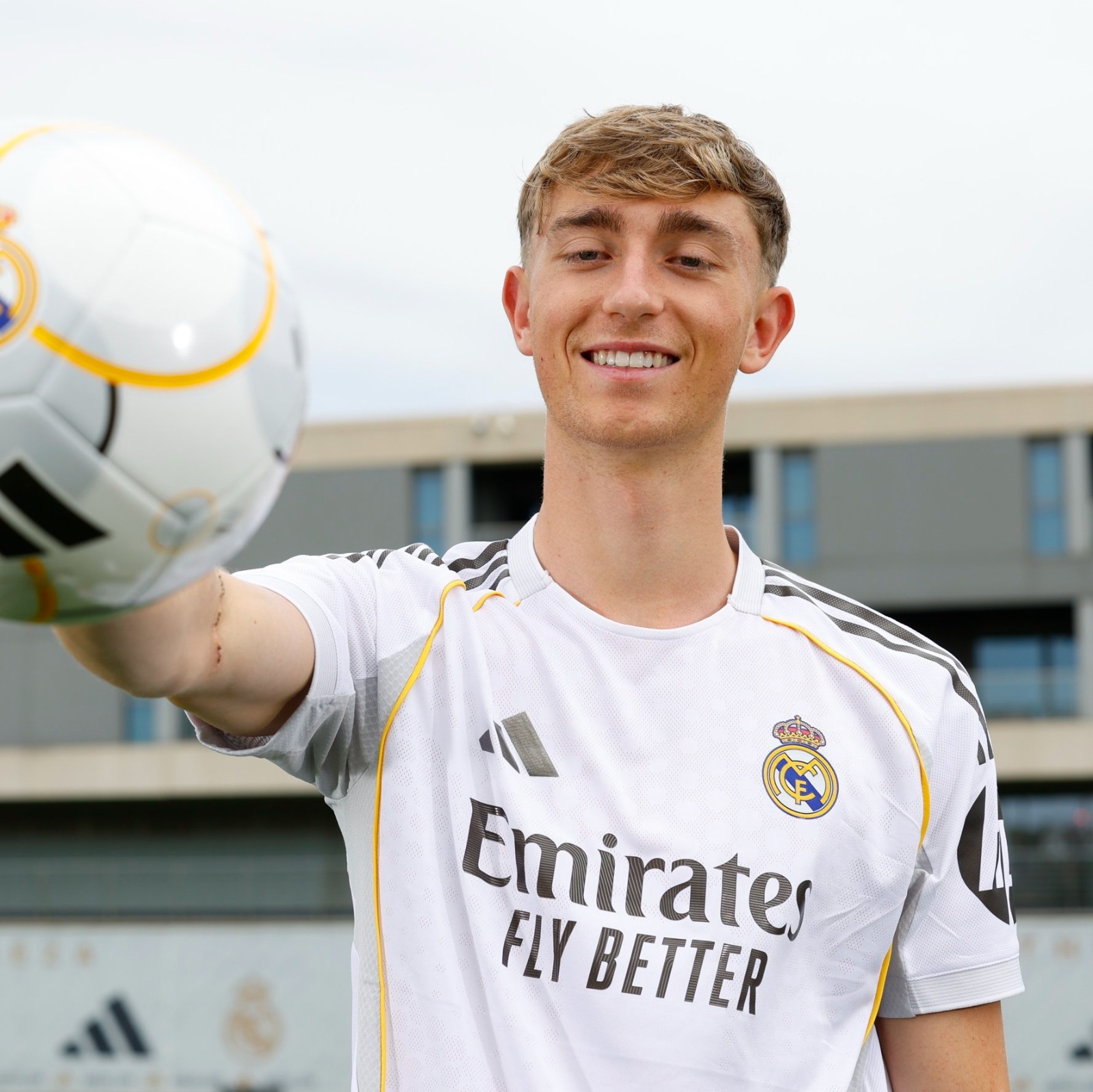 دين هويسن مدافع ريال مدريد الجديد بعد تقديمه بالنادي - 10 يونيو 2025