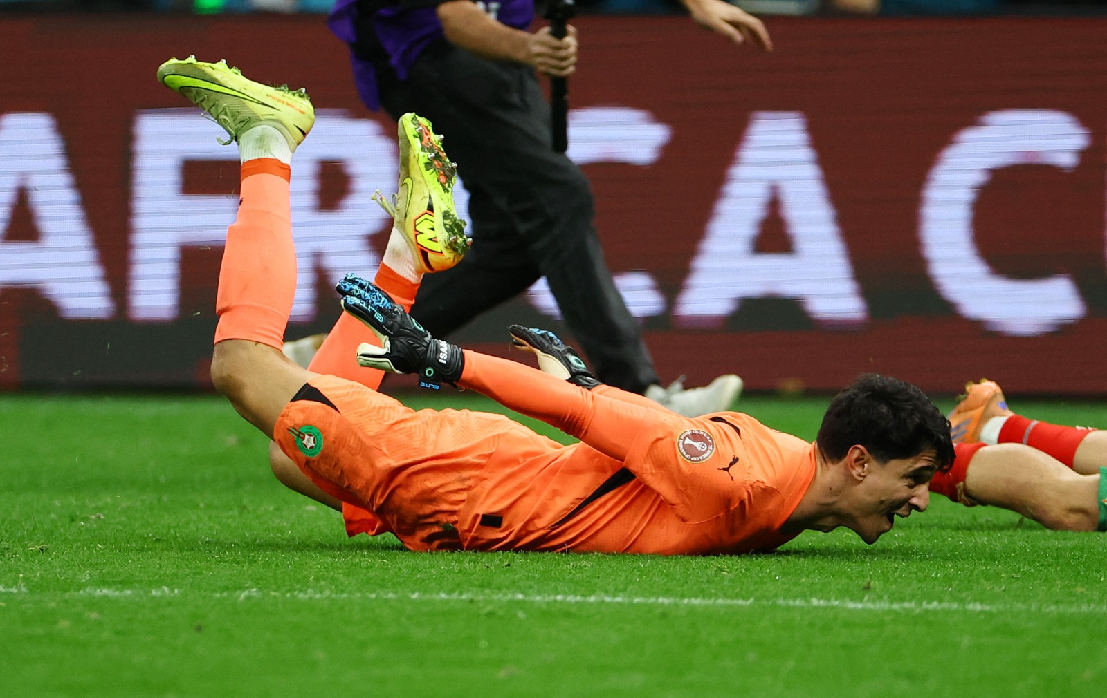 ياسين بونو حارس المغرب يحتفل بعد الفوز على نيجيريا والتأهل إلى نهائي كأس العالم 2026 - 14 يناير 2026