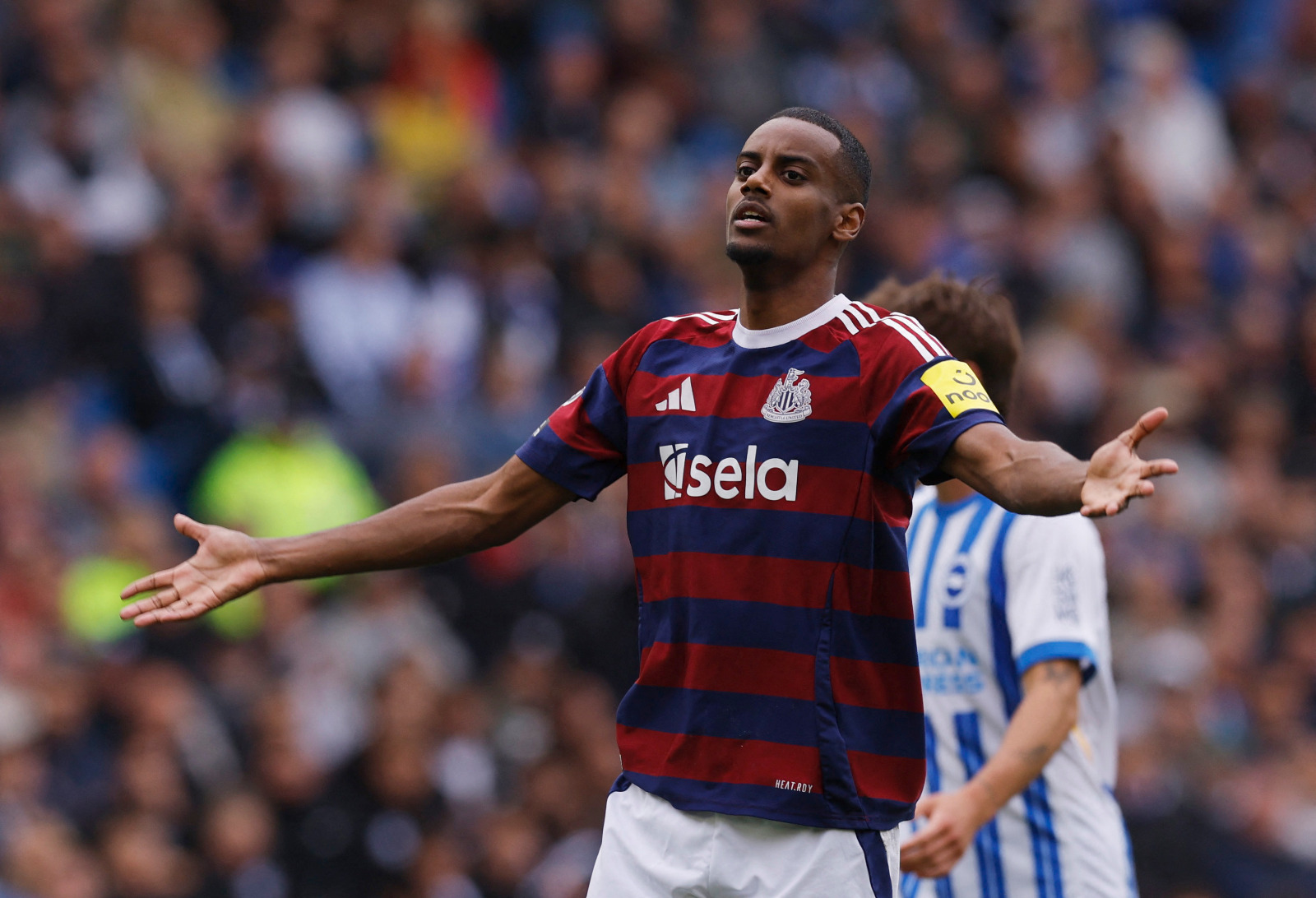 ألكسندر إيزاك بعد تسجيله هدفاً لنيوكاسل يونايتد في مرمى برايتون - 4 مايو 2025