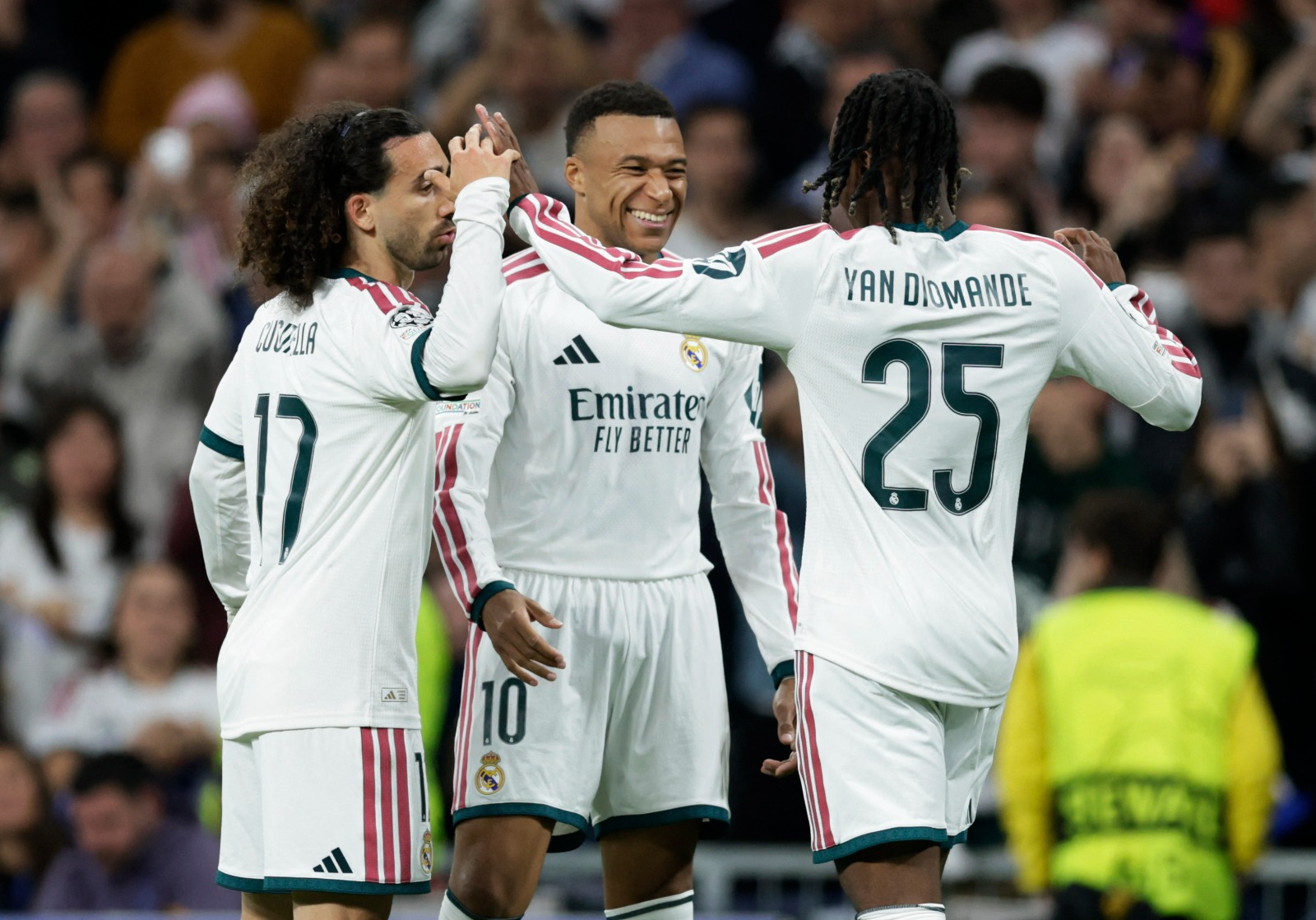 لاعب ريال مدريد كيليان مبابي يحتفل بالتسجيل ضد لايبزيغ رفقة مارك كوكوريا ويان ديوماندي في دوري أبطال أوروبا - 21 أكتوبر 2026