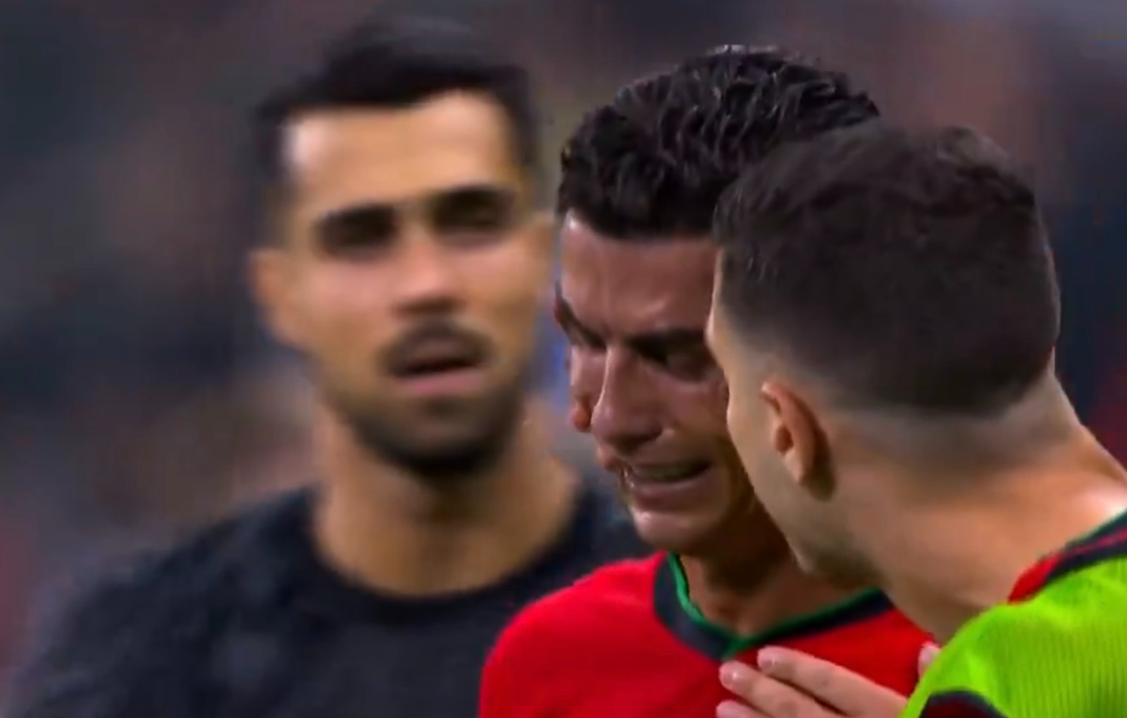 كريستيانو رونالدو يبكي بعد إهدار ركلة جزاء في مباراة البرتغال وسلوفينيا في ثمن نهائي يورو 2024