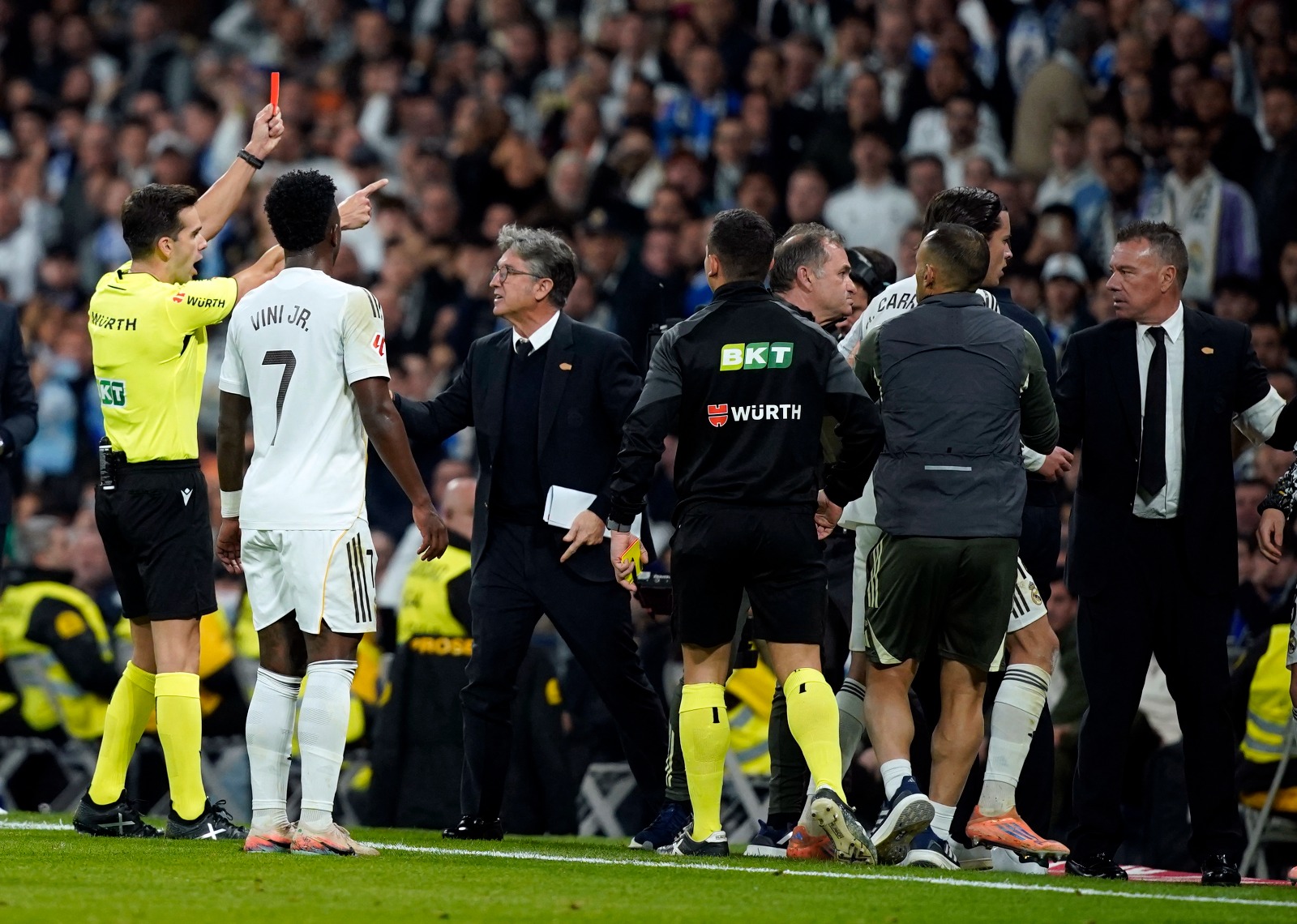 الحكم كينتيرو غونزاليس يطرد ألفارو كاريراس خلال مباراة ريال مدريد وسيلتا فيغو بالدوري الإسباني - 7 ديسمبر 2025