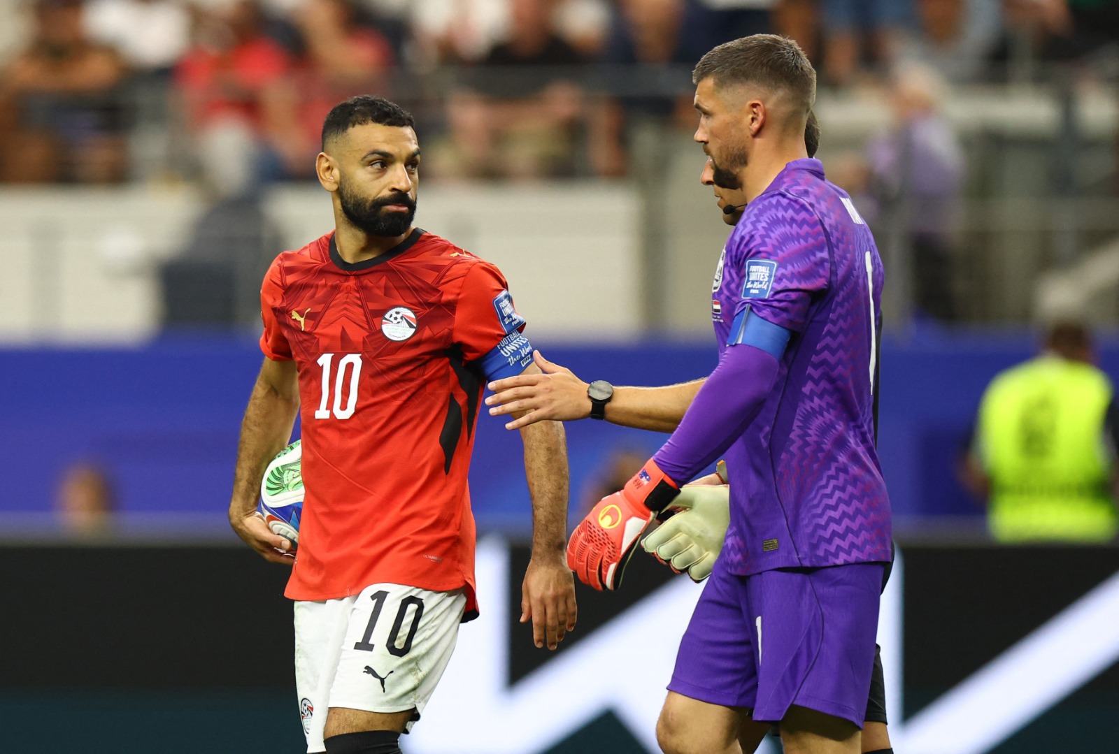 محمد صلاح قائد منتخب مصر مع ماثيو رايان حارس مرمى أستراليا في كأس العالم – 3 يوليو 2026