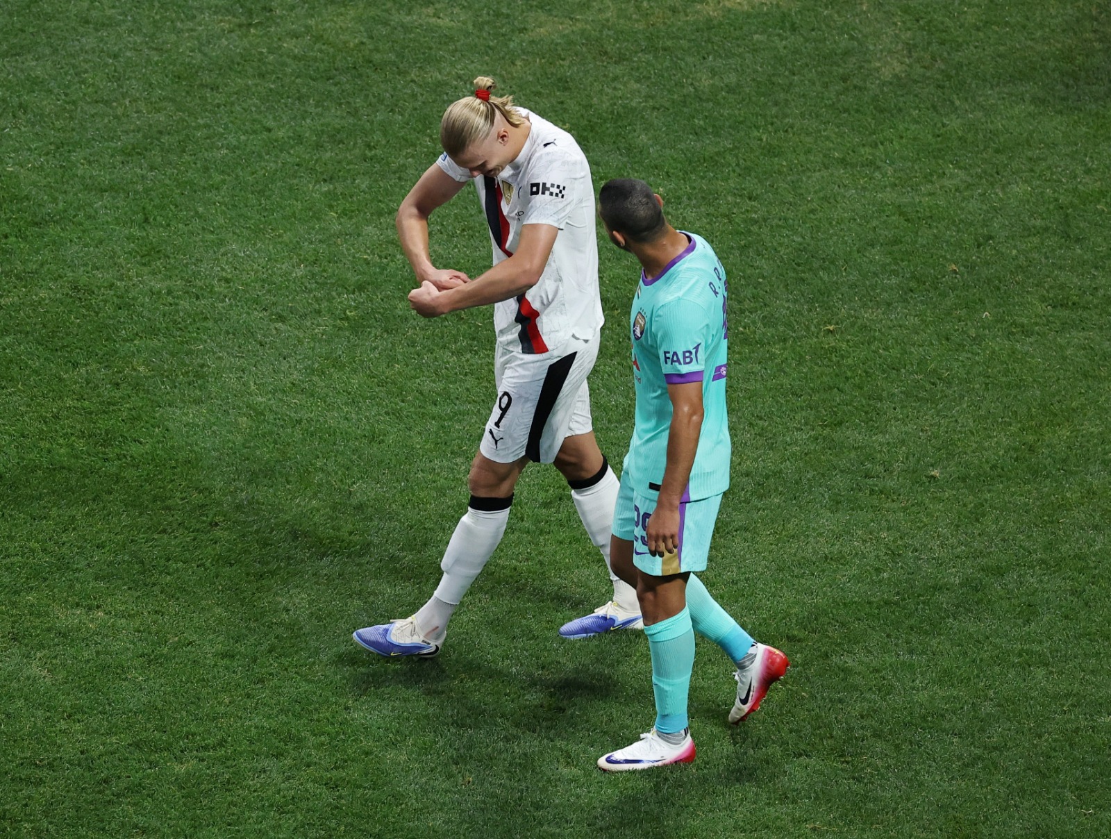 رامي ربيعة مدافع العين في نقاش مع إيرلينع هالاند مهاجم مانشستر سيتي في لقاء الفريقين بكأس العالم للأندية - 23 يونيو 2025