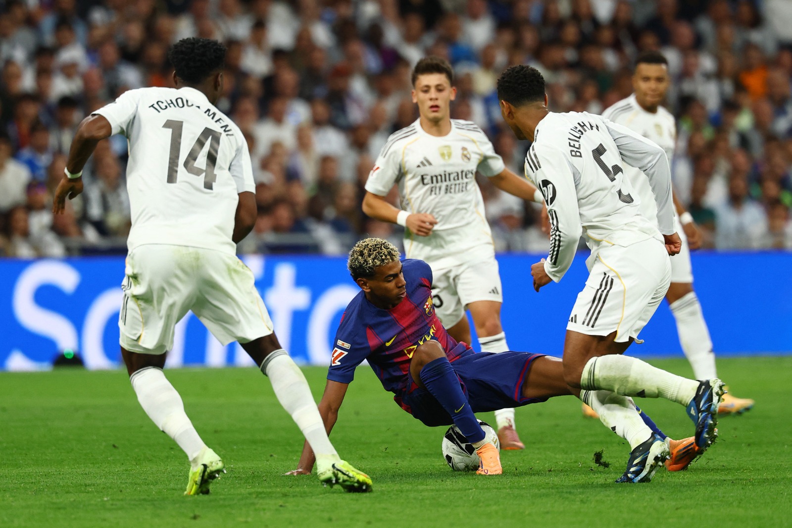 لامين يامال لاعب برشلونة خلال مواجهة لاعبي ريال مدريد - 26 أكتوبر 2025