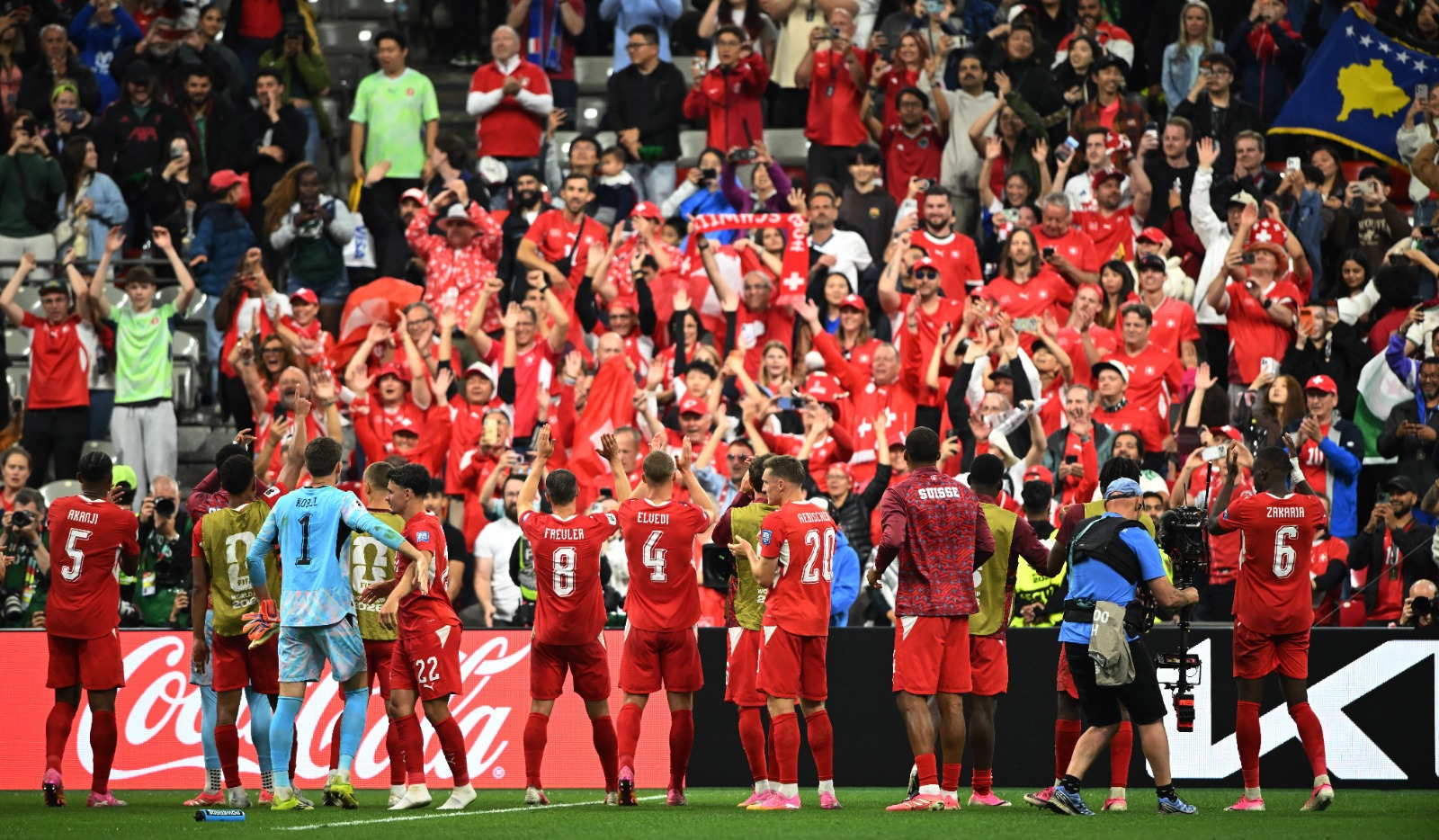 لاعبو سويسرا يحتفلون مع الجماهير بعد الفوز على الجزائر في كأس العالم – 3 يوليو 2026