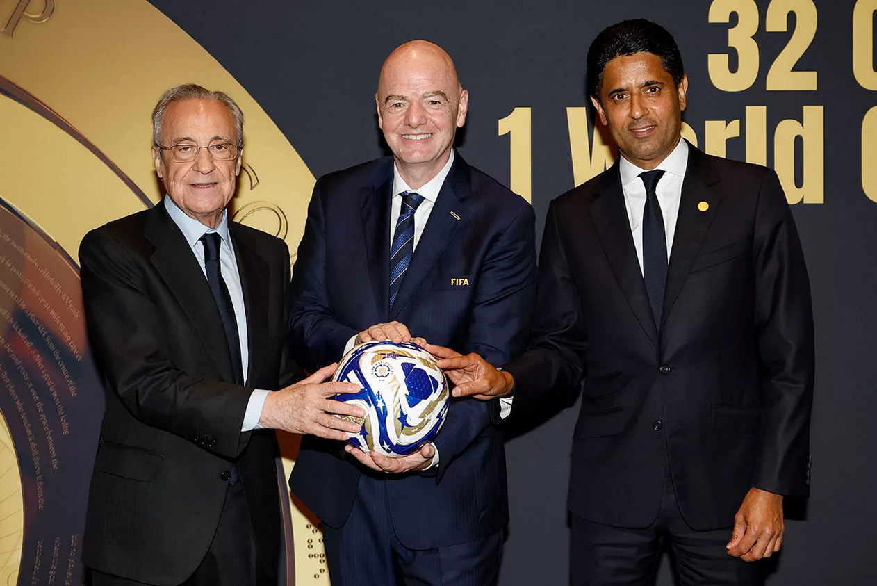 رئيس ريال مدريد فلورنتينو بيريز خلال تبادل هدايا مع رئيس باريس سان جيرمان ناصر الخليفي قبل مباراة الفريقين في كأس العالم للأندية وبدا رئيس 'فيفا' جياني إنفانتينو - 9 يوليو 2025