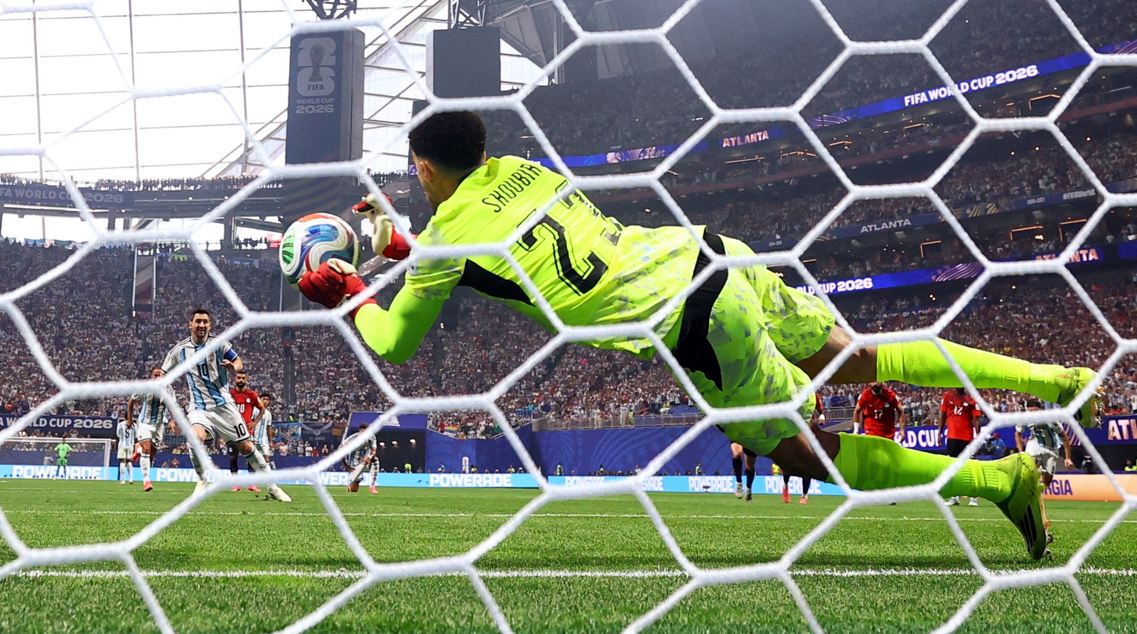 مصطفى شوبير حارس مصر يتصدى لركلة جزاء من ليونيل ميسي قائد الأرجنتين بكأس العالم - 7 يوليو 2026