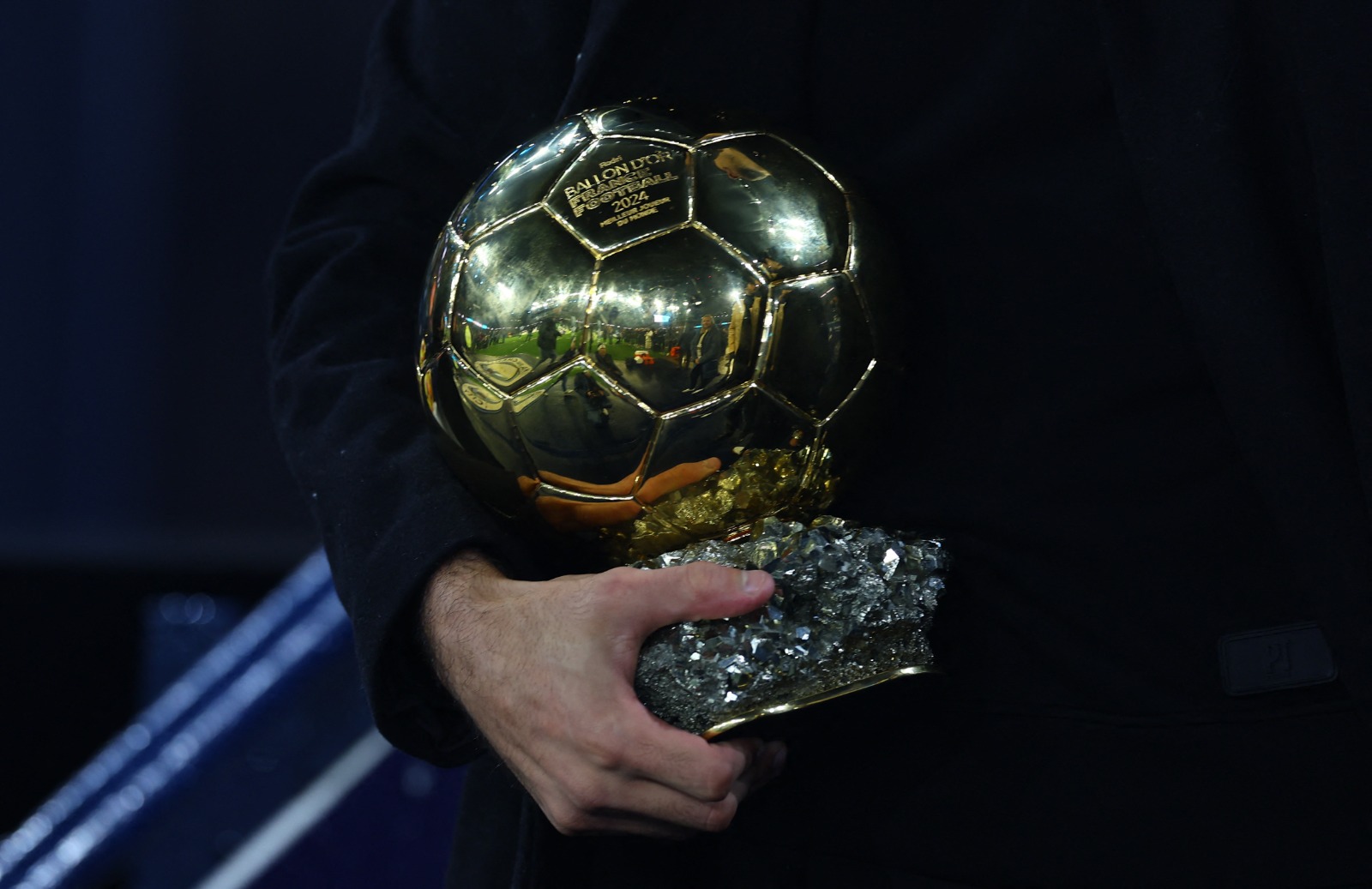 رودري المتوج بجائزة الكرة الذهبية يحملها بيده قبل الاحتفال بها مع جمهور مانشستر سيتي قبل المواجهة أمام توتنهام في البريمييرليغ - 23 نوفمبر 2024