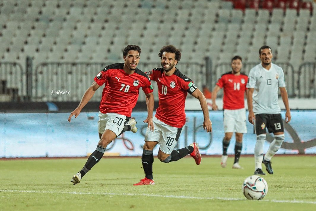 عمر مرموش يحتفل بهدف مع منتخب مصر برفقة محمد صلاح