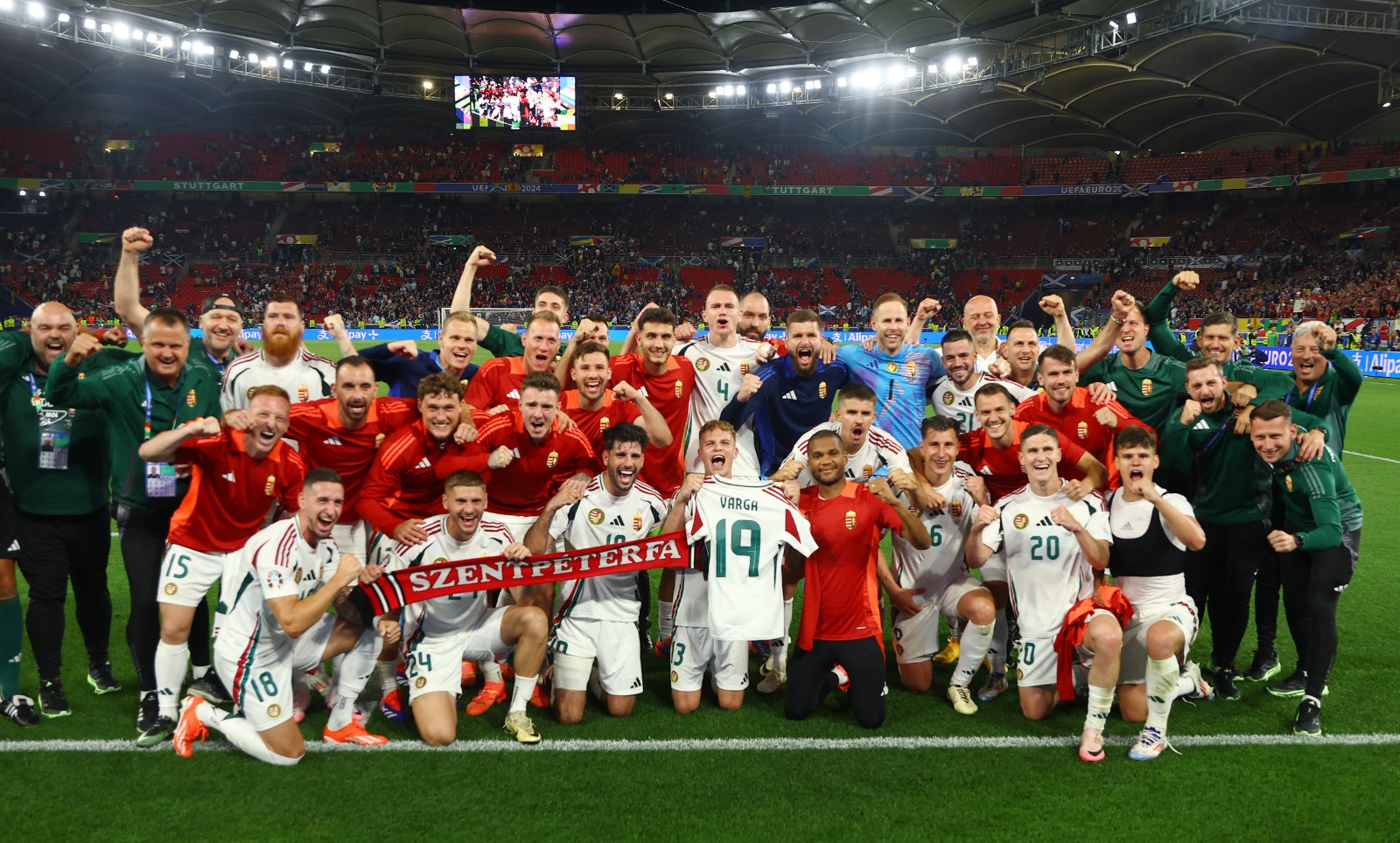 لاعبو المجر يتضامنون مع زميلهم فارغا بحمل قميصه بعد الفوز بمباراة اسكتلندا - 23 يونيو 2024