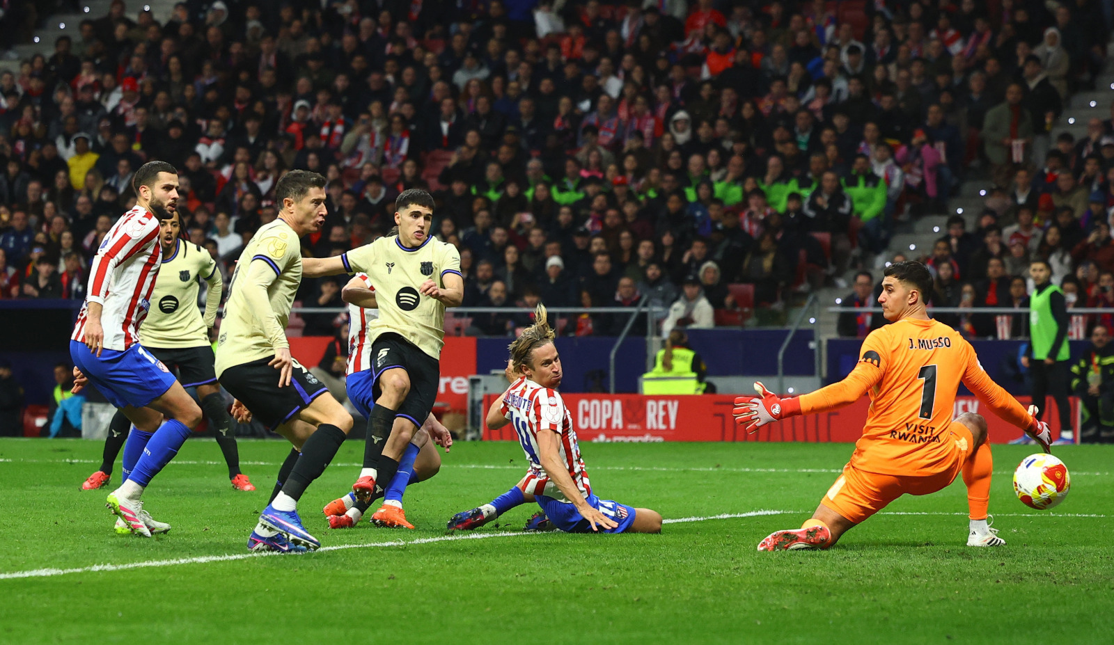 باو كوبارسي يسجل هدفاً لبرشلونة ألغاه الحكم لاحقاً خلال مواجهة أتلتيكو مدريد بنصف نهائي كأس ملك إسبانيا - 12 فبراير 2026