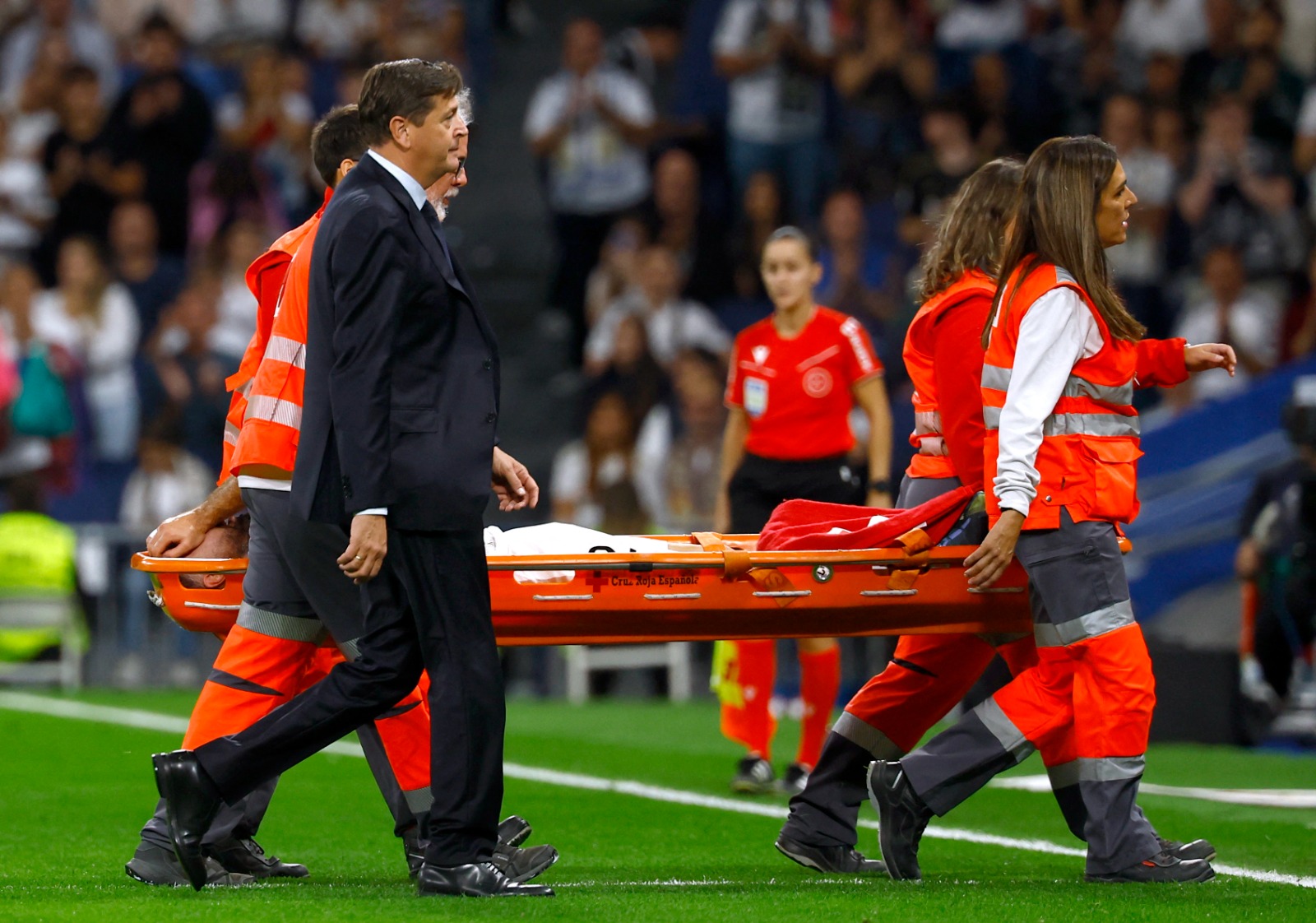 داني كارفاخال يغادر الملعب محمولاً على نقالة طبية خلال الدقائق الأخيرة من مباراة ريال مدريد وفياريال - 5 أكتوبر 2024