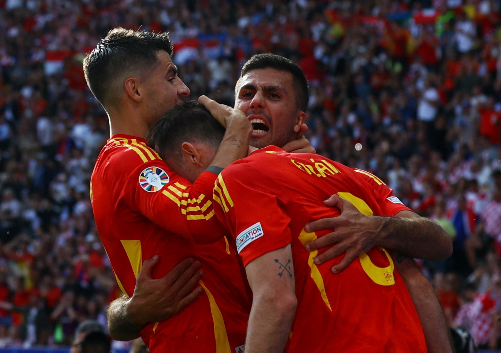 لاعبو إسبانيا يحتفلون بعد تسجيل ألفارو موراتا الهدف الأول في شباك كرواتيا في يورو 2024 - 15 يونيو 2024